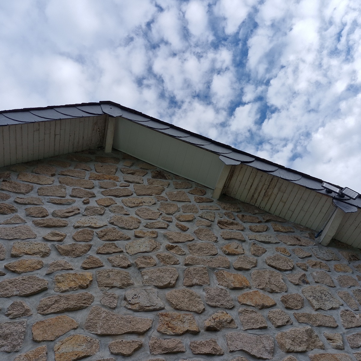 Pose et rénovation de gouttières et habillage PVC à Montaignac sur Doustre 